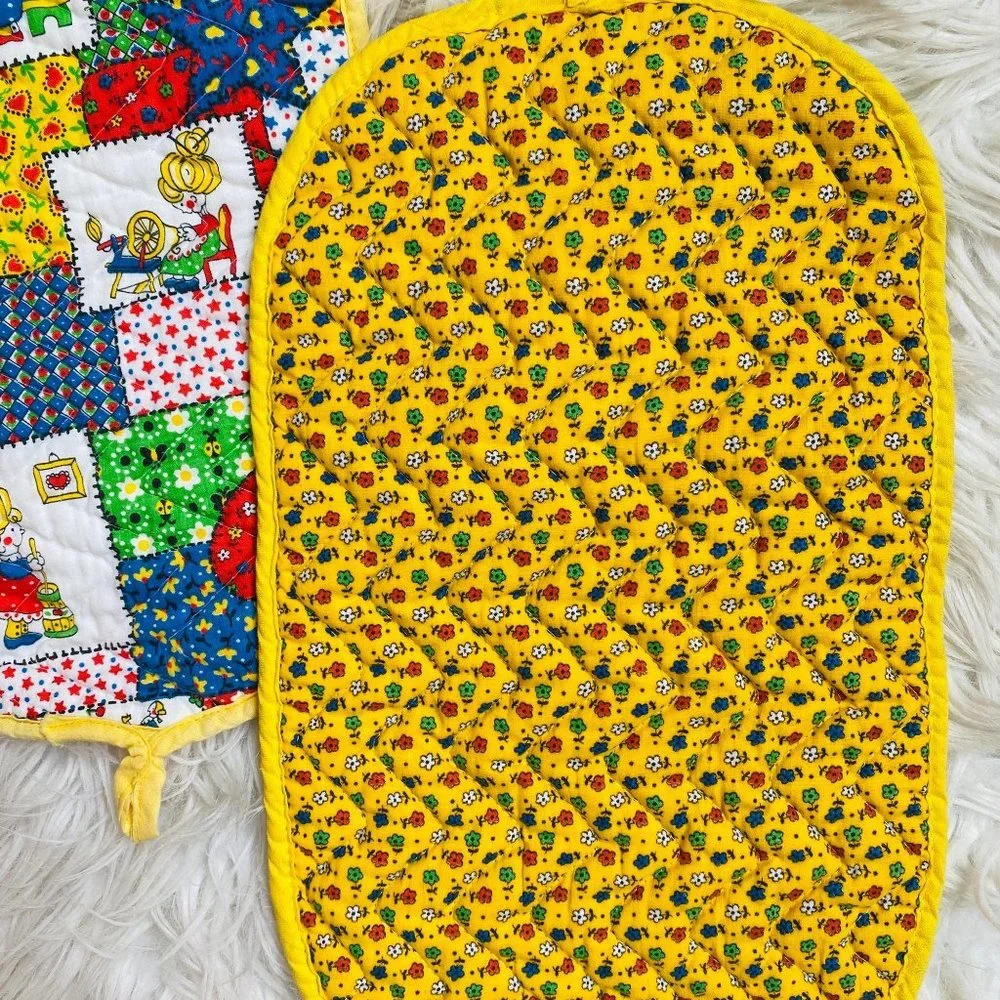 Vintage Betsy Ross Americana 70s Kitchen 2pcs Oval Printed Pot Holders Quilted